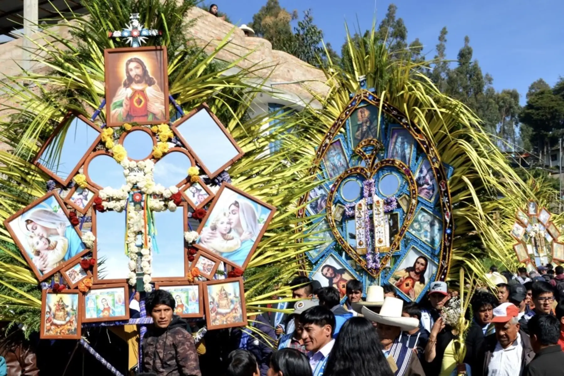 Una multitud concurre al centro poblado de Porcón Bajo –a 14 kilómetros de la ciudad de Cajamarca–  para presenciar la tradicional Fiesta de las Cruces en Domingo de Ramos, en la parroquia de la comunidad. Foto: cortesía/Eduard Lozano.