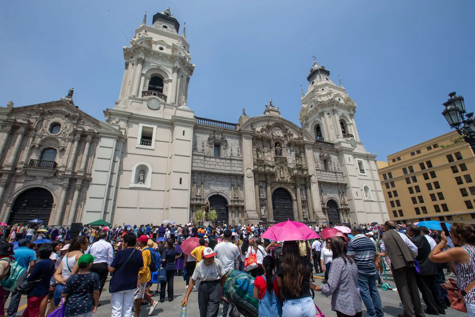 Fieles católicos se reúnen para el rezo del Santo Rosario en el atrio de la Catedral de Lima, en Domingo de Ramos. Fotografía: ANDINA/Tatiana Gamarra