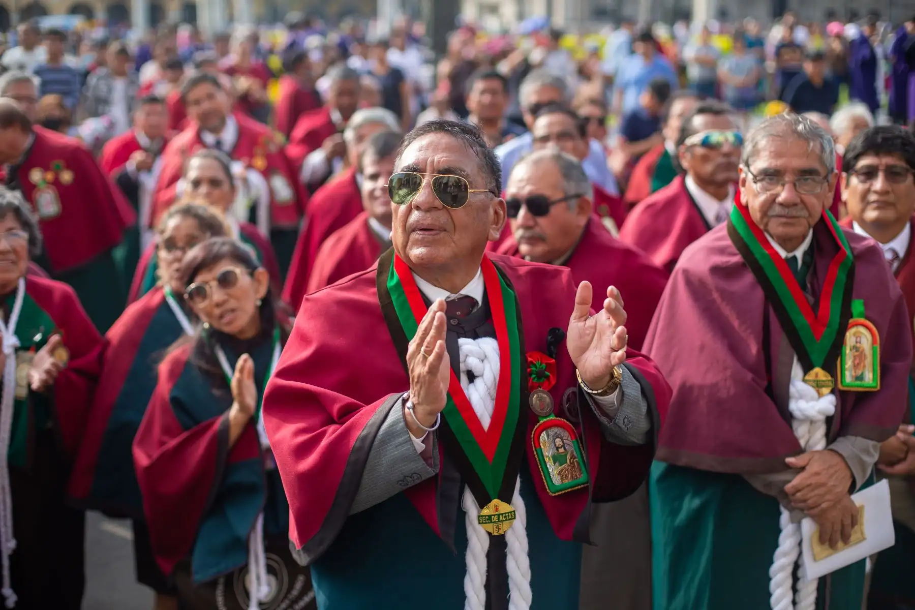 Fieles católicos se reúnen para el rezo del Santo Rosario en el atrio de la Catedral de Lima, en Domingo de Ramos. Fotografía: ANDINA/Tatiana Gamarra