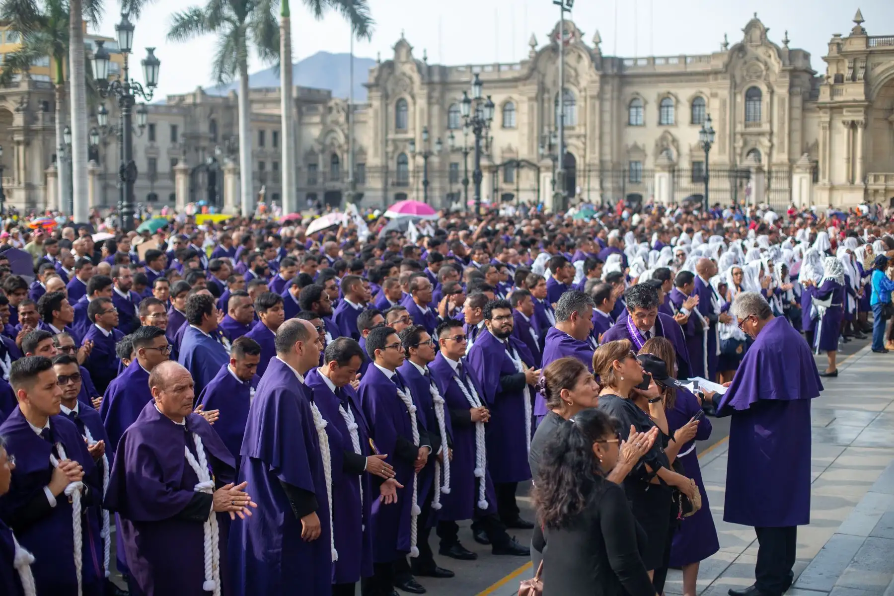 Fieles católicos se reúnen para el rezo del Santo Rosario en el atrio de la Catedral de Lima, en Domingo de Ramos. Fotografía: ANDINA/Tatiana Gamarra