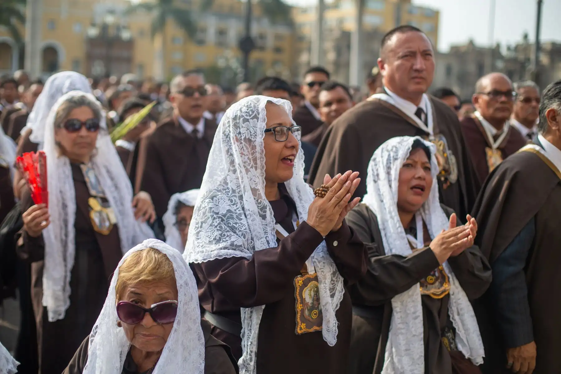 Fieles católicos se reúnen para el rezo del Santo Rosario en el atrio de la Catedral de Lima, en Domingo de Ramos. Fotografía: ANDINA/Tatiana Gamarra