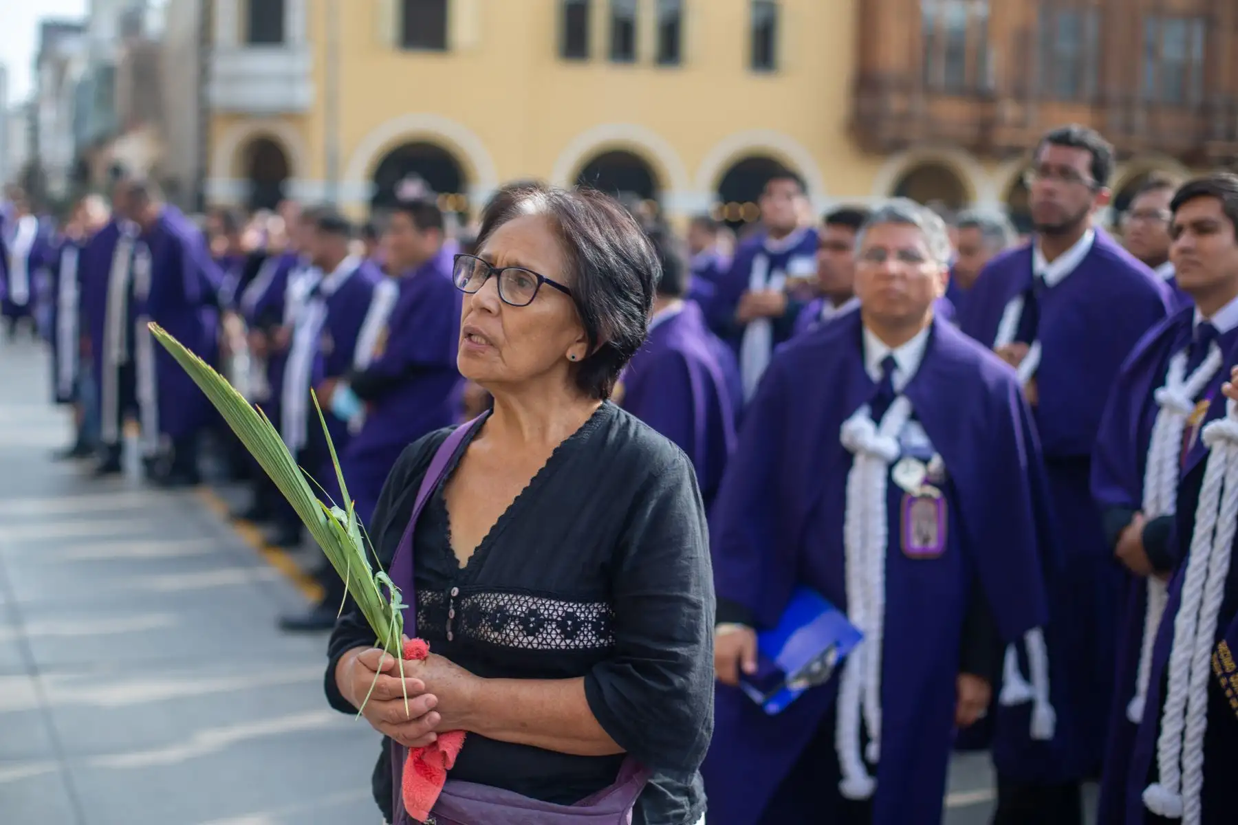 Fieles católicos se reúnen para el rezo del Santo Rosario en el atrio de la Catedral de Lima, en Domingo de Ramos. Fotografía: ANDINA/Tatiana Gamarra