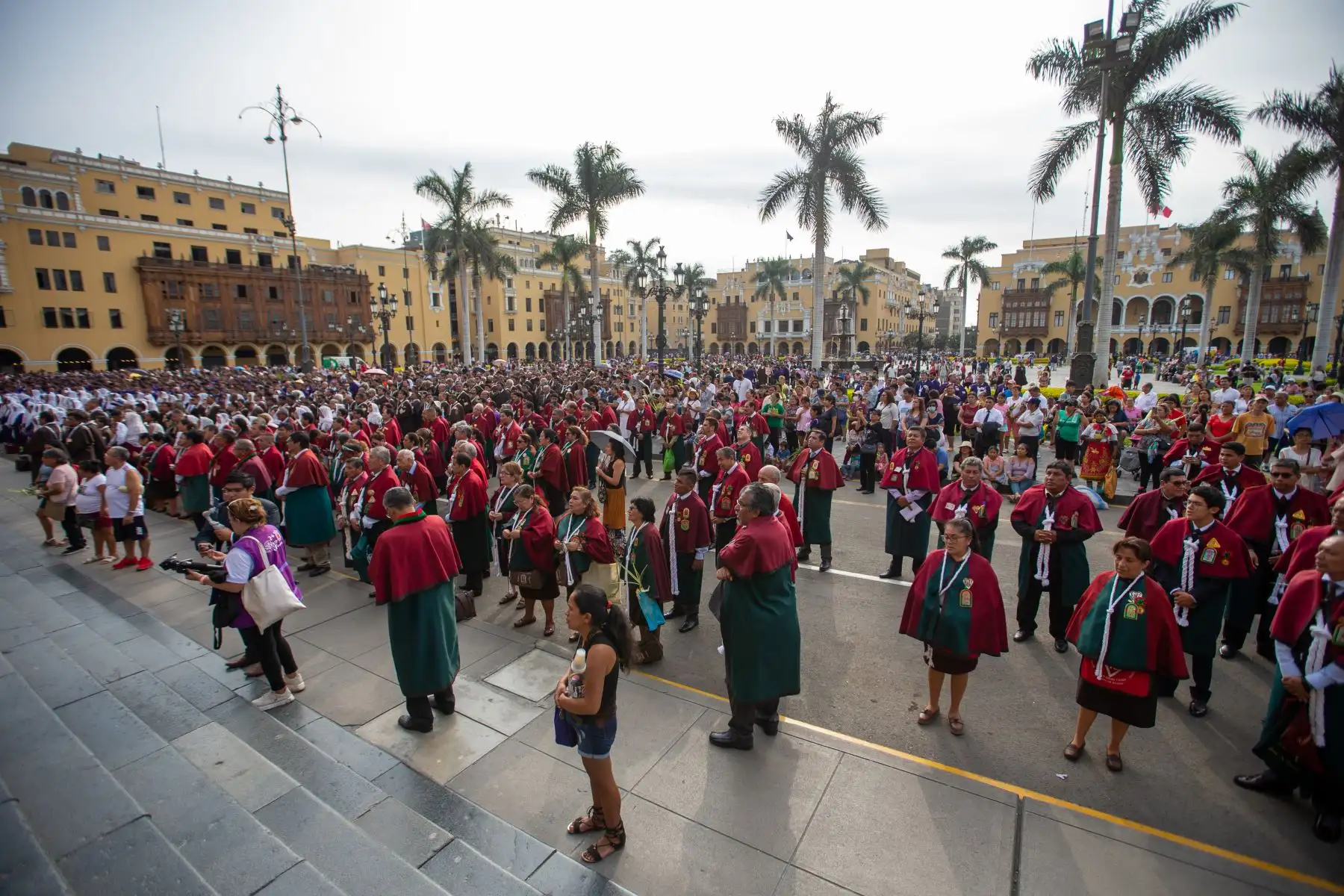 Fieles católicos se reúnen para el rezo del Santo Rosario en el atrio de la Catedral de Lima, en Domingo de Ramos. Fotografía: ANDINA/Tatiana Gamarra