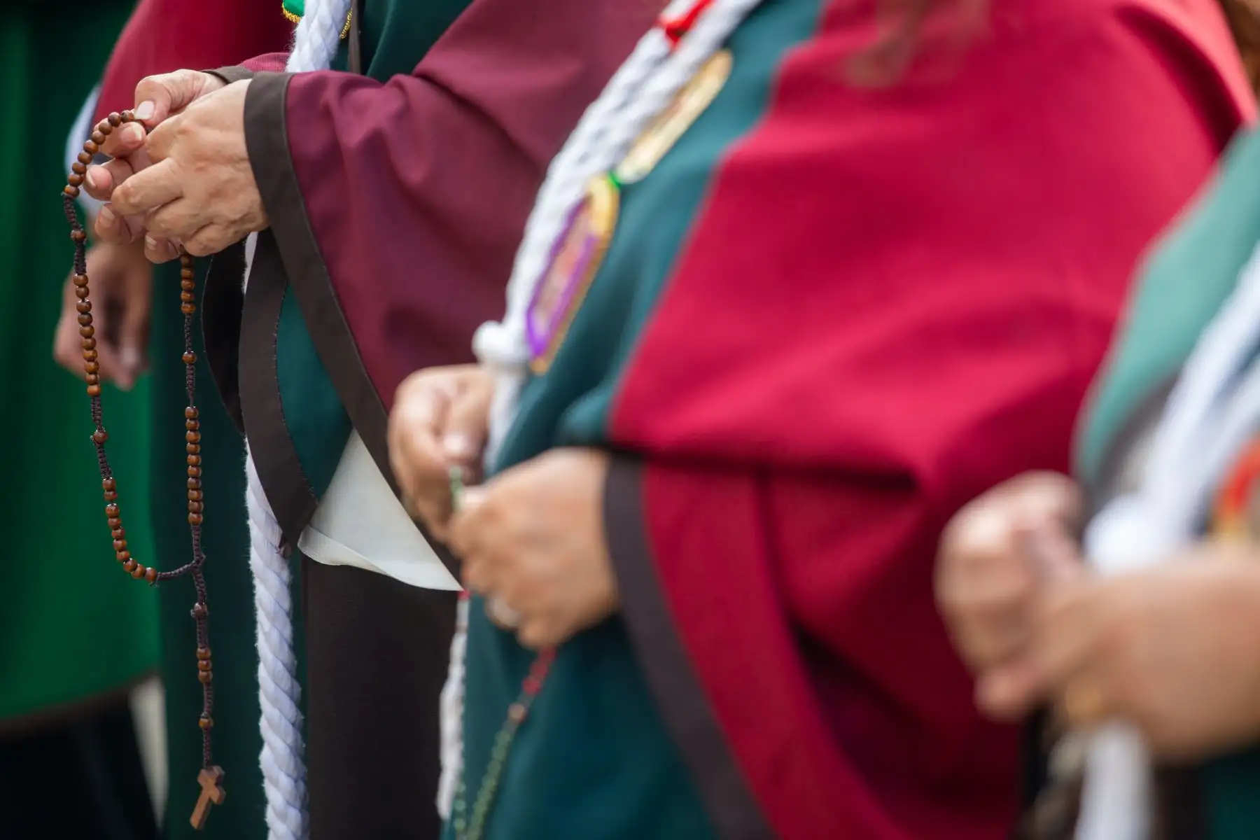 Fieles católicos se reúnen para el rezo del Santo Rosario en el atrio de la Catedral de Lima, en Domingo de Ramos. Fotografía: ANDINA/Tatiana Gamarra