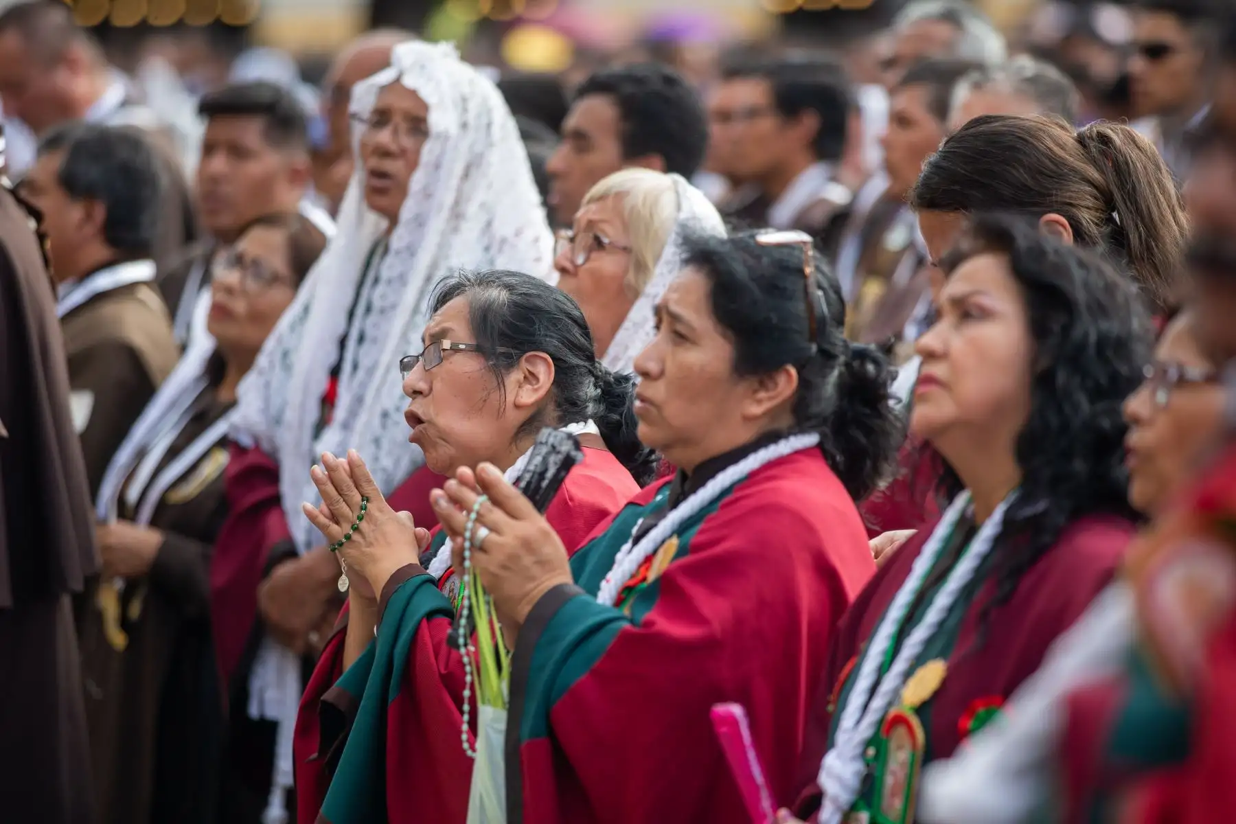 Fieles católicos se reúnen para el rezo del Santo Rosario en el atrio de la Catedral de Lima, en Domingo de Ramos. Fotografía: ANDINA/Tatiana Gamarra