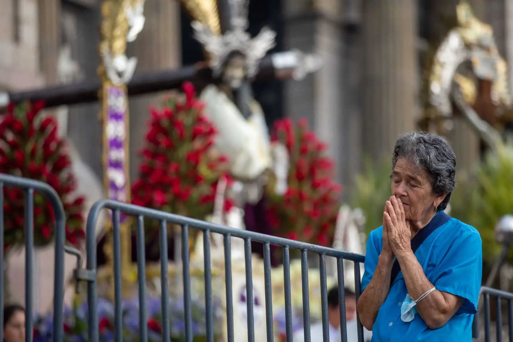 Fieles católicos se reúnen para el rezo del Santo Rosario en el atrio de la Catedral de Lima, en Domingo de Ramos. Fotografía: ANDINA/Tatiana Gamarra