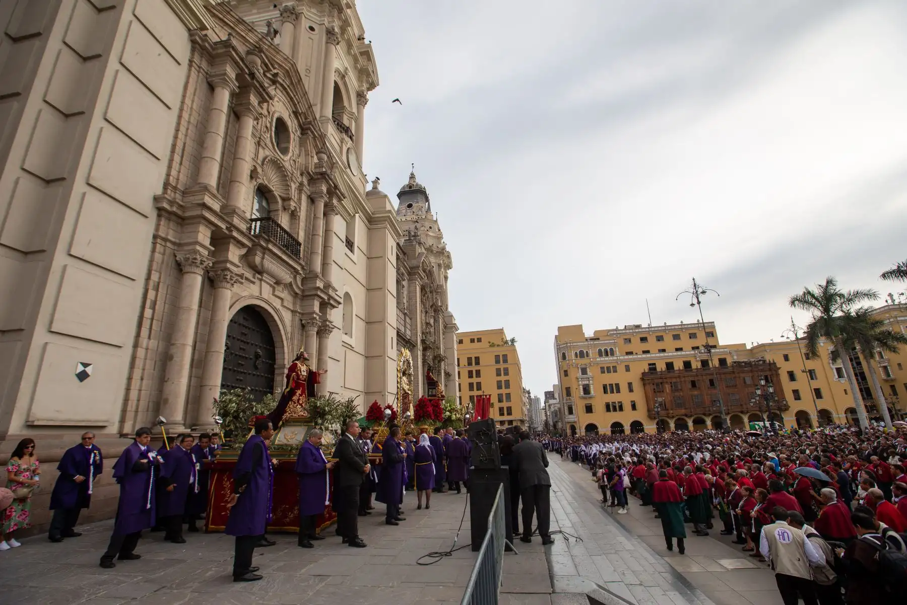 Fieles católicos se reúnen para el rezo del Santo Rosario en el atrio de la Catedral de Lima, en Domingo de Ramos. Fotografía: ANDINA/Tatiana Gamarra