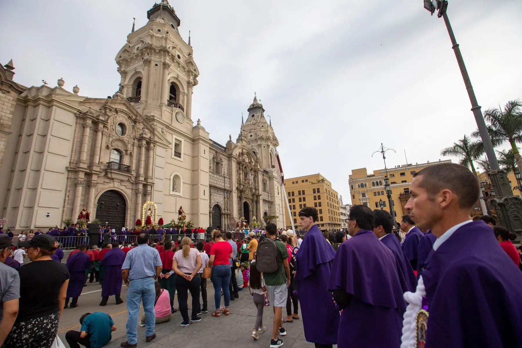 Fieles católicos se reúnen para el rezo del Santo Rosario en el atrio de la Catedral de Lima, en Domingo de Ramos. Fotografía: ANDINA/Tatiana Gamarra