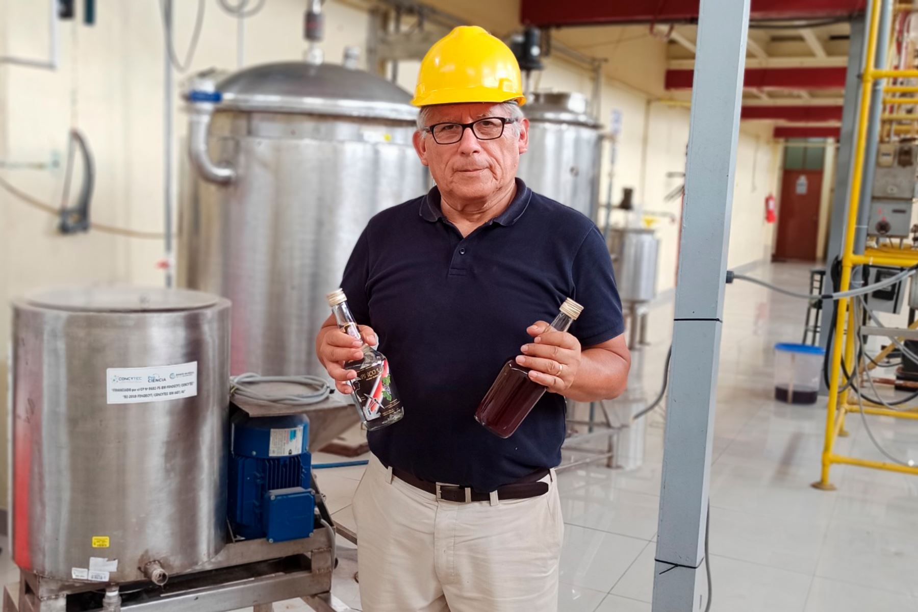 El ingeniero Mario de la Cruz lidera proyectos de investigación que tienen como objetivo desarrollar dispositivos para mejorar la productividad en la industria del pisco y vinos. Dos de sus inventos acaban de ser patentados. Foto: UNI