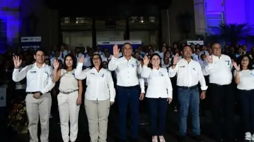 Titulares de distintos despachos, de la ceremonia de cuenta regresiva e iluminación del frontis de la sede del Ministerio de Salud (Minsa) por el Día Mundial de la Concientización sobre el Autismo.