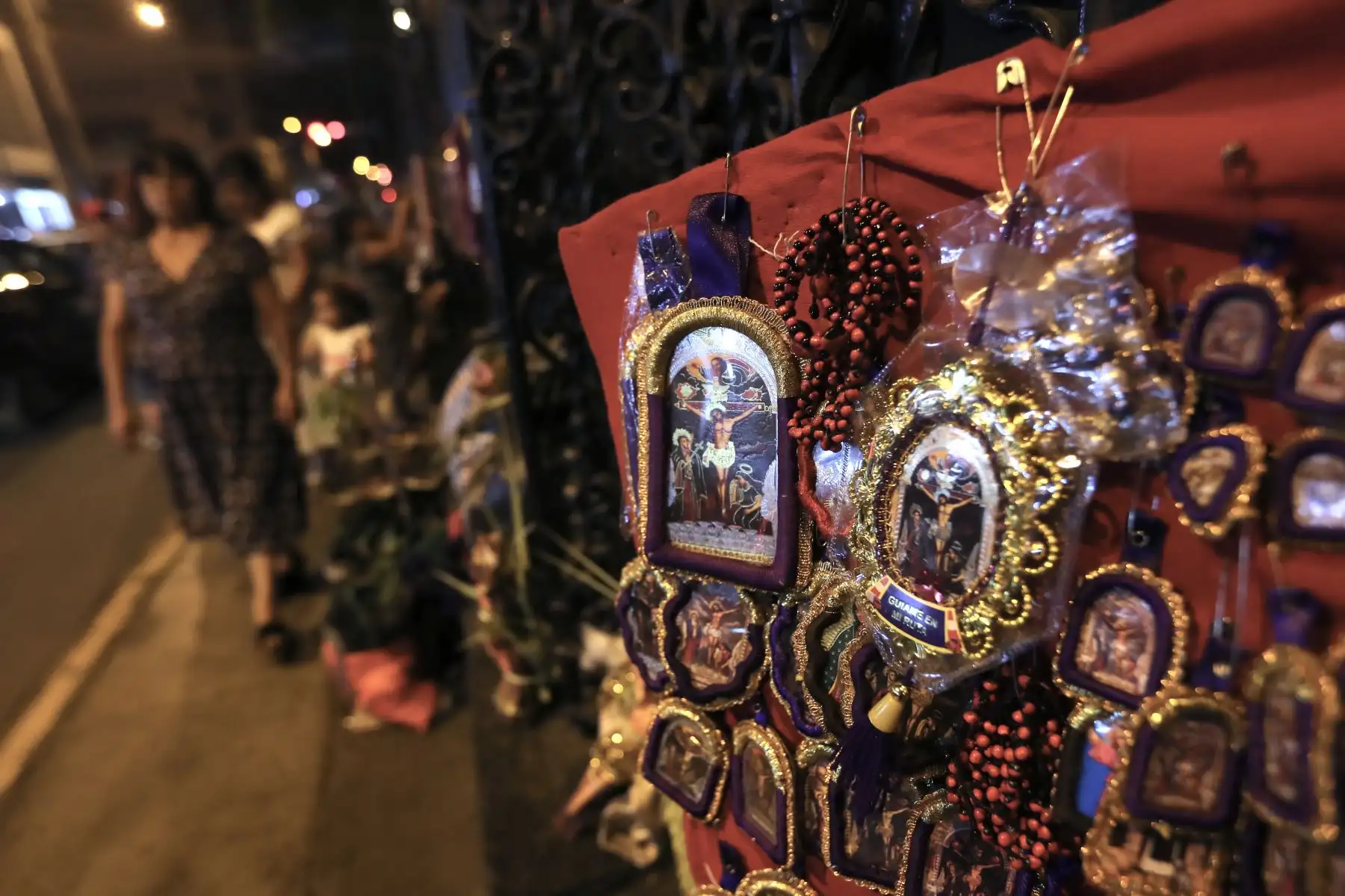 Por el inicio de la semana santa cientos de fieles se dieron encuentro en la Iglesia Las Nazarenas para oír misa y rezar, así mismo se realizó una procesión por la Plaza de Mayor de Lima.
Foto: ANDINA/Ricardo Cuba