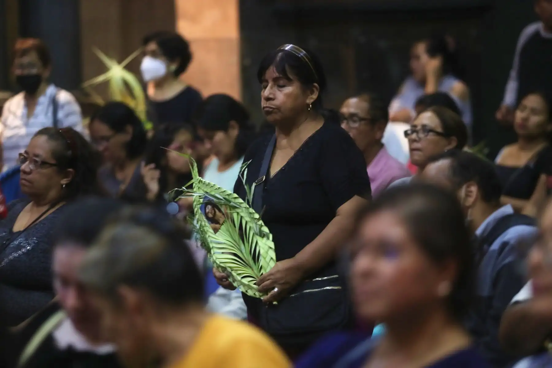 Por el inicio de la semana santa cientos de fieles se dieron encuentro en la Iglesia Las Nazarenas para oír misa y rezar, así mismo se realizó una procesión por la Plaza de Mayor de Lima.
Foto: ANDINA/Ricardo Cuba