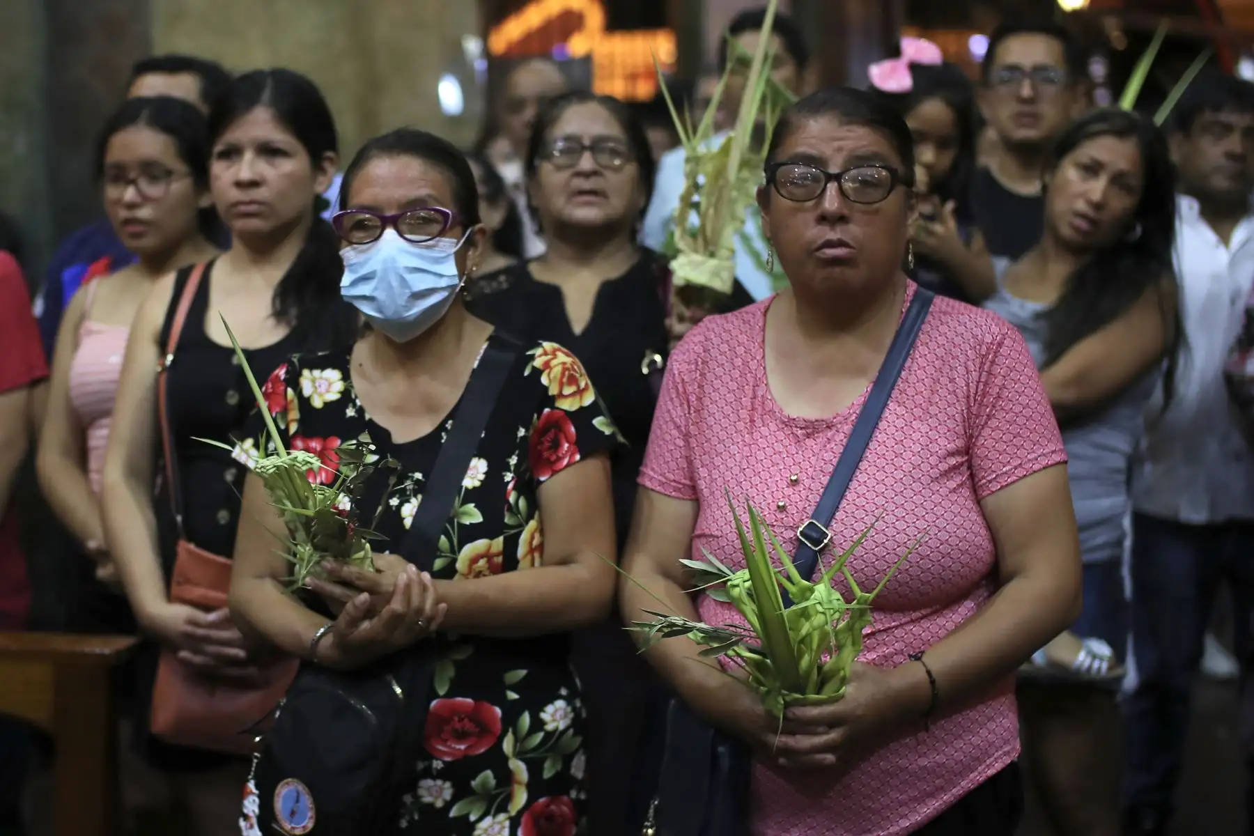 Por el inicio de la semana santa cientos de fieles se dieron encuentro en la Iglesia Las Nazarenas para oír misa y rezar, así mismo se realizó una procesión por la Plaza de Mayor de Lima.
Foto: ANDINA/Ricardo Cuba