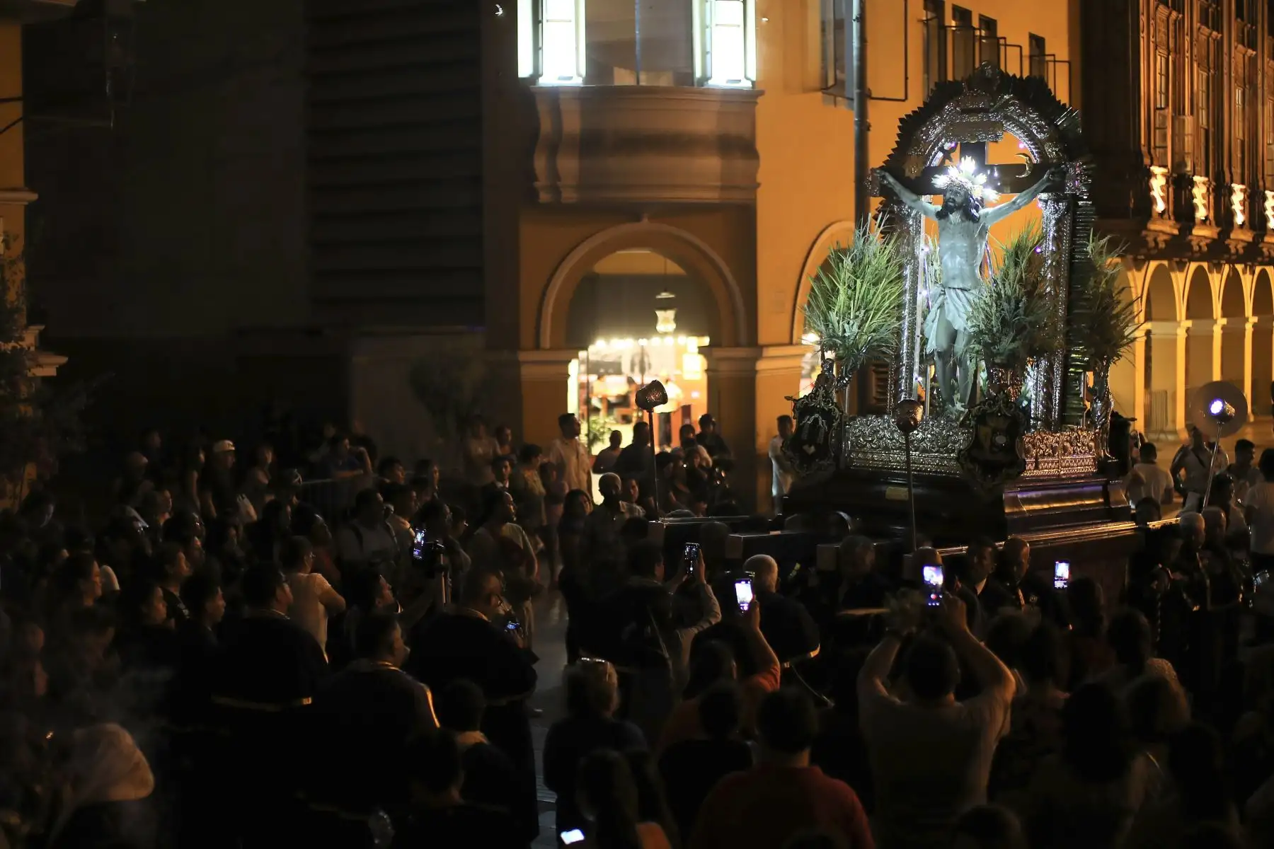 Por el inicio de la semana santa cientos de fieles se dieron encuentro en la Iglesia Las Nazarenas para oír misa y rezar, así mismo se realizó una procesión por la Plaza de Mayor de Lima.
Foto: ANDINA/Ricardo Cuba
