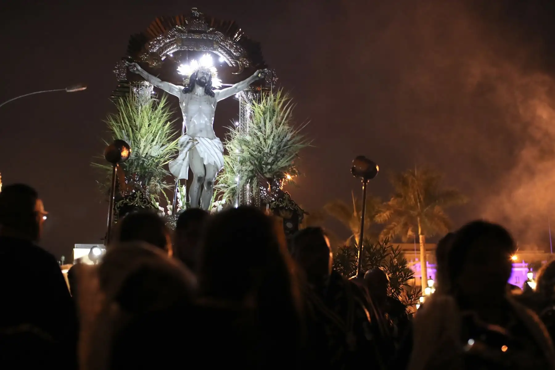 Por el inicio de la semana santa cientos de fieles se dieron encuentro en la Iglesia Las Nazarenas para oír misa y rezar, así mismo se realizó una procesión por la Plaza de Mayor de Lima.
Foto: ANDINA/Ricardo Cuba