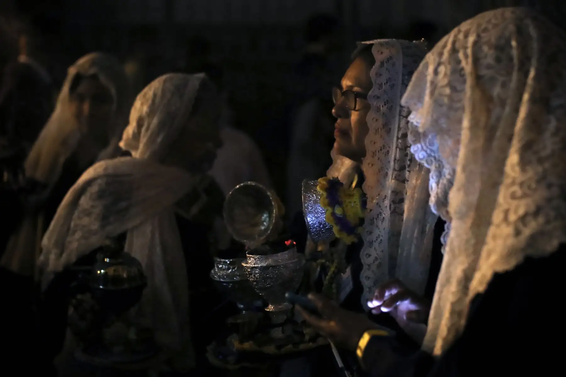 Por el inicio de la semana santa cientos de fieles se dieron encuentro en la Iglesia Las Nazarenas para oír misa y rezar, así mismo se realizó una procesión por la Plaza de Mayor de Lima.
Foto: ANDINA/Ricardo Cuba