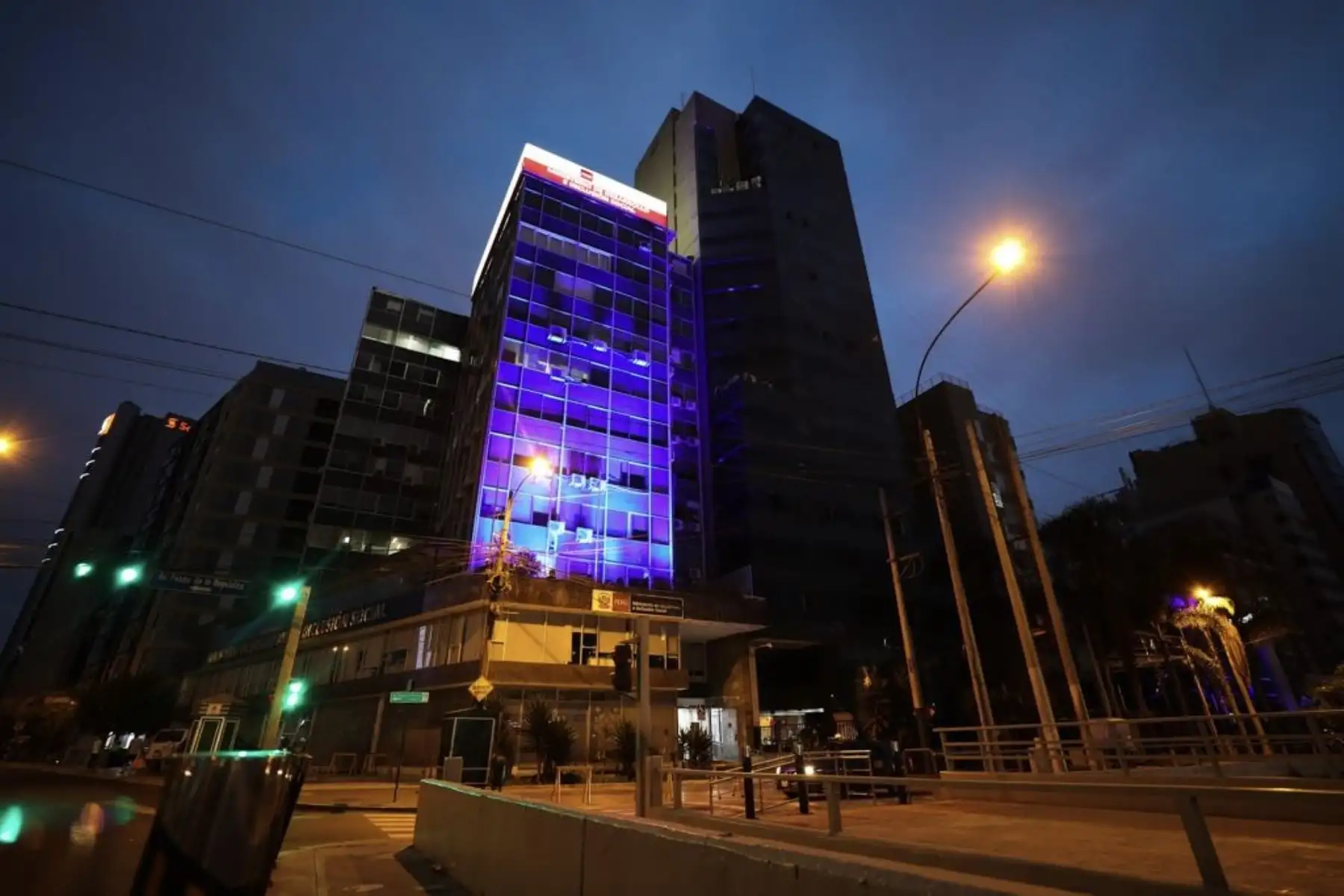 Ministerio de Desarrollo e Inclusión Social ilumina su sede de color azul por el Día Mundial de la Concientización sobre el Autismo
Foto: ANDINA/Difusión