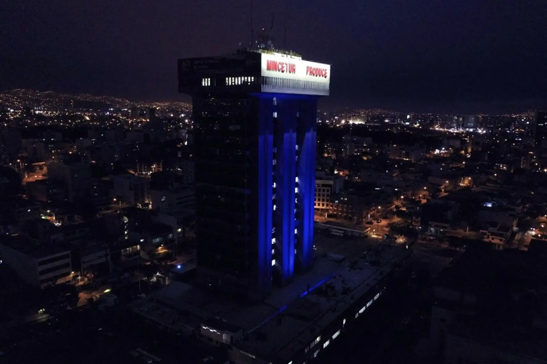 Mincetur ilumina su sede de color azul así se busca promover un país más inclusivo y contribuir a mejorar la calidad de vida de las personas con trastorno del espectro del autismo (TEA).
Foto: ANDINA/Difusión
