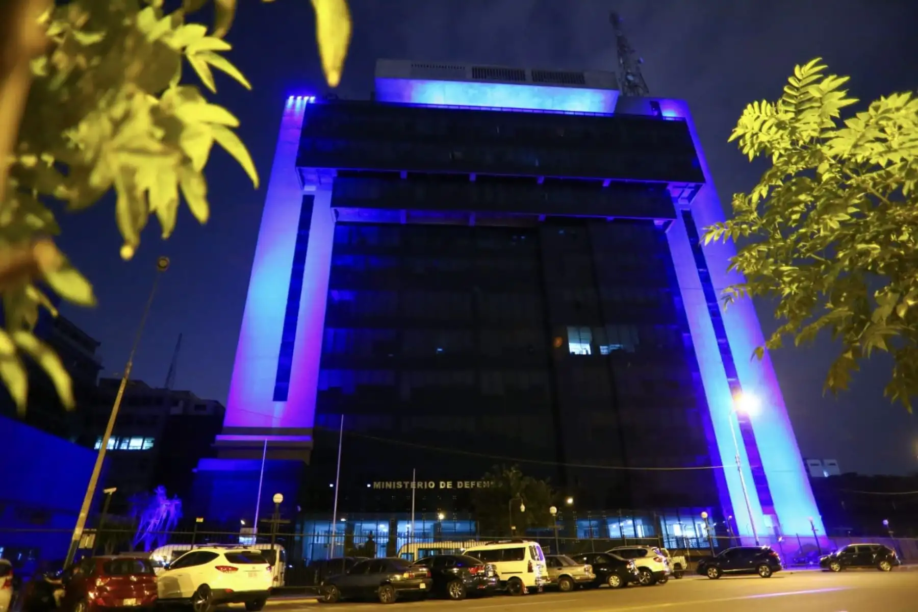 Ministerio de Defensa ilumina su sede de color azul así se busca promover un país más inclusivo y contribuir a mejorar la calidad de vida de las personas con trastorno del espectro del autismo (TEA).
Foto: ANDINA/Difusión