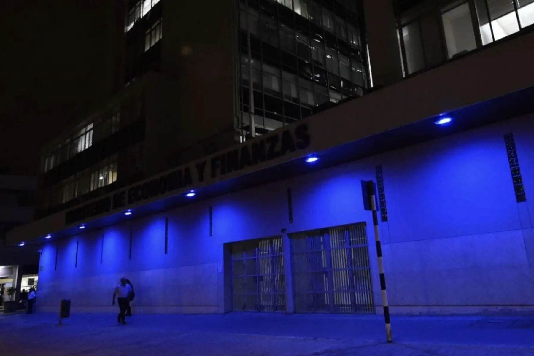 Ministerio de Economía ilumina su sede de color azul, así se busca promover un país más inclusivo y contribuir a mejorar la calidad de vida de las personas con trastorno del espectro del autismo (TEA).
Foto: ANDINA/Difusión