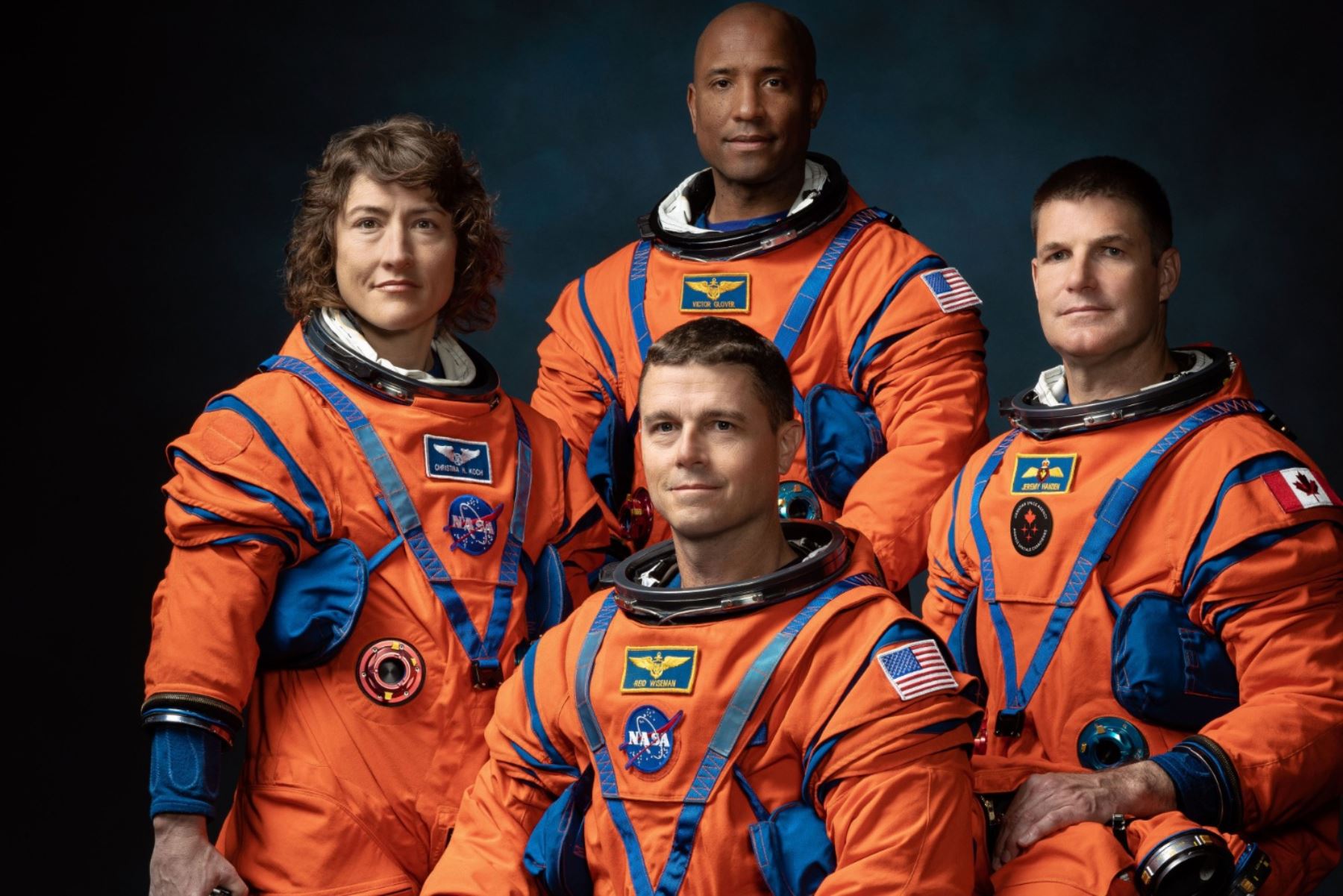 La tripulación de la misión Artemis II de la NASA (de izquierda a derecha): los astronautas de la NASA Christina Hammock Koch, Reid Wiseman (sentado), Victor Glover y el astronauta de la Agencia Espacial Canadiense Jeremy Hansen.