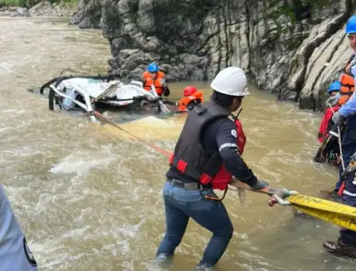 Los tres ocupantes de un vehículo murieron luego que el vehículo en que viajaban cayera a un abismo de 80 metros de profundidad, terminan en el cauce del río Huallaga. ANDINA/Difusión