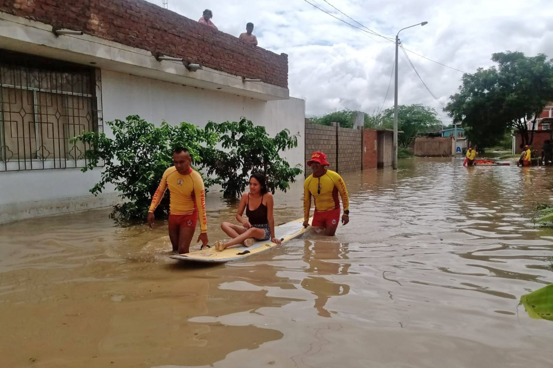 Diversos sectores de Piura se encuentran totalmente anegadas a consecuencia de la torrencial lluvia y tormenta eléctrica que se registró anoche en esta ciudad. ANDINA/Difusión