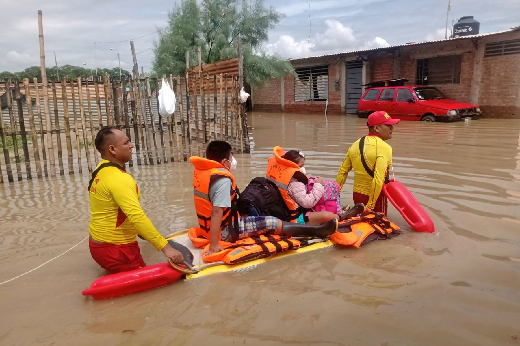 Policías de la Unidad de Salvataje rescatan a pobladores atrapados por inundaciones en el distrito de Castilla, región Piura. ANDINA/Difusión