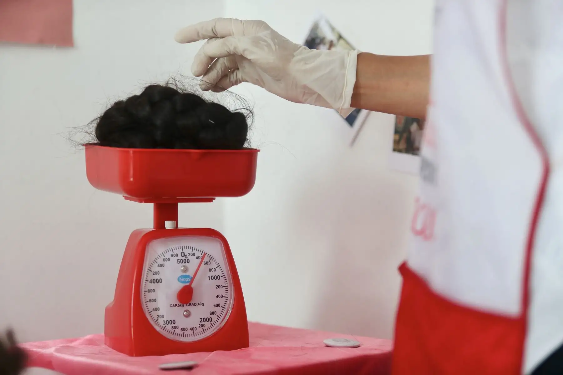 la Liga Contra el Cáncer tiene el Proyecto Solidario Tejiendo Sonrisas, gracias al cual, ella y otras mujeres con la enfermedad del cáncer, cuentan con pelucas.
Foto: ANDINA/Ricardo Cuba