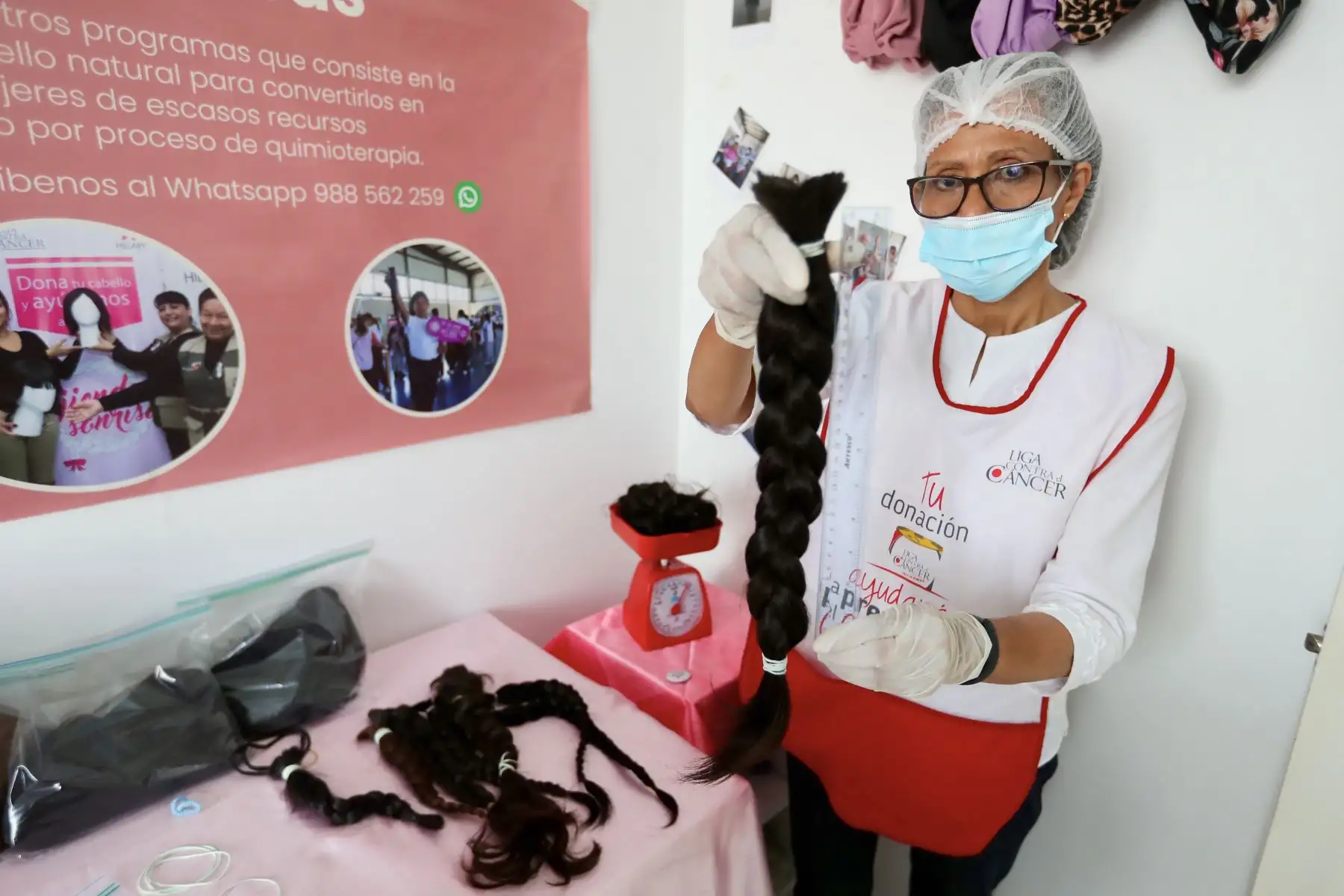la Liga Contra el Cáncer tiene el Proyecto Solidario Tejiendo Sonrisas, gracias al cual, ella y otras mujeres con la enfermedad del cáncer, cuentan con pelucas.
Foto: ANDINA/Ricardo Cuba
