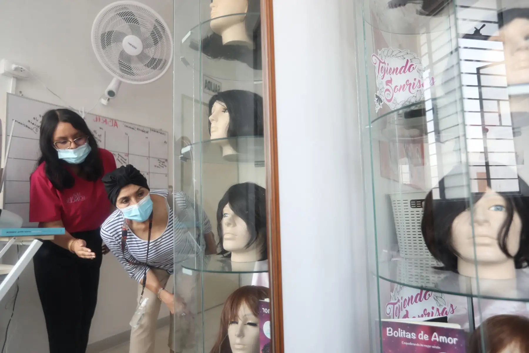 Las pelucas se dan en calidad de préstamo a las mujeres mientras dure su tratamiento. Ellas llevan su DNI y el documento que acredite su diagnóstico y las voluntarias se encargan del trámite. Fotos: ANDINA/Ricardo Cuba