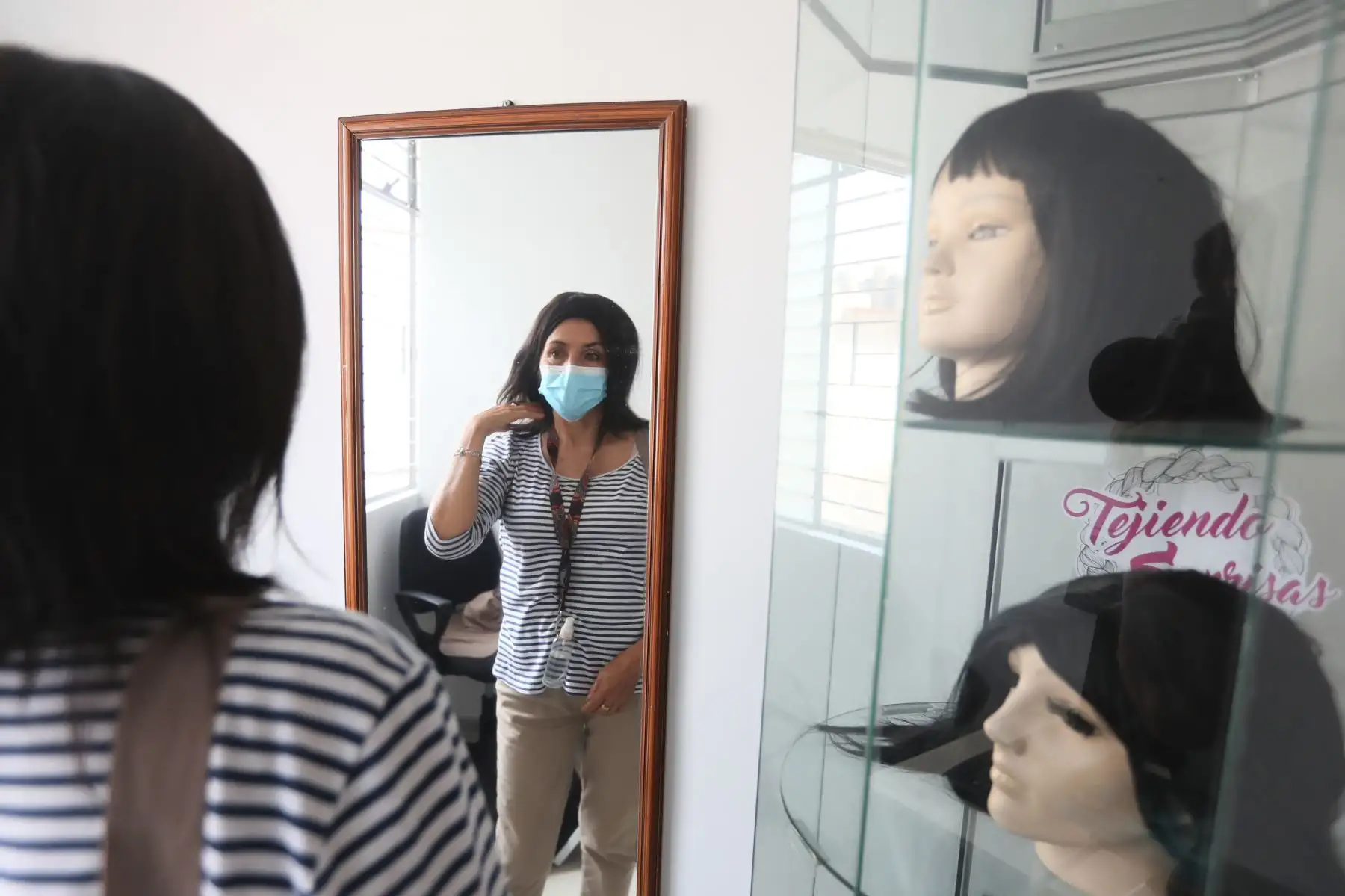 La Liga Peruana de Lucha contra el cáncer incentiva a la donación de cabello para la construcción de pelucas que serán entregadas a pacientes oncológicos, como Erlinda Preciado Bejarano viuda de Quintana, la iniciativa es del programa "Tejiendo sonrisas". Foto: ANDINA/Ricardo Cuba