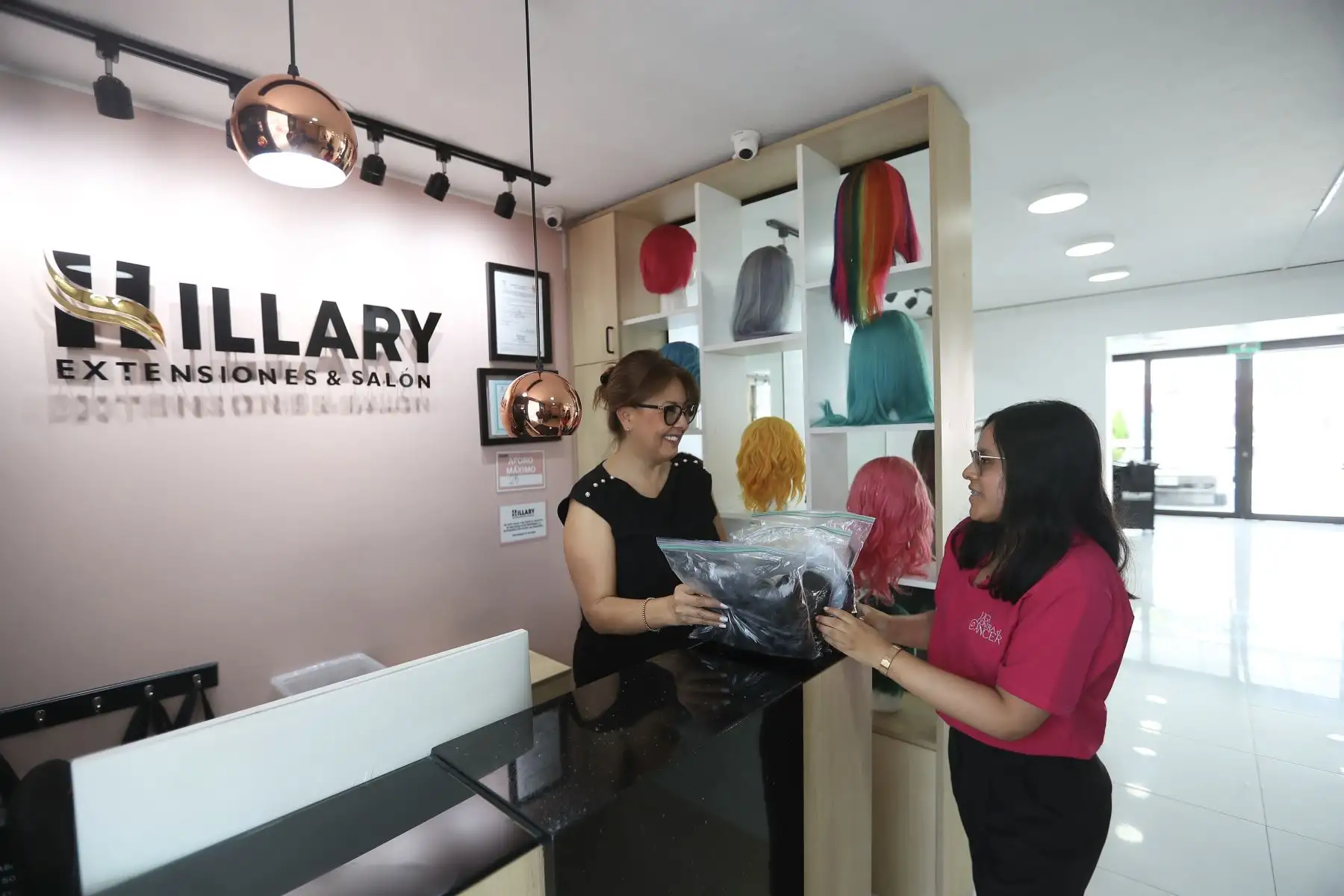 La Liga Peruana de Lucha contra el cáncer incentiva a la donación de cabello para la construcción de pelucas producidas por Hillary Hernández, dueña de Hillary Extensiones, que serán entregadas a pacientes oncológicos, la iniciativa es del programa "Tejiendo sonrisas". Foto: ANDINA/Ricardo Cuba