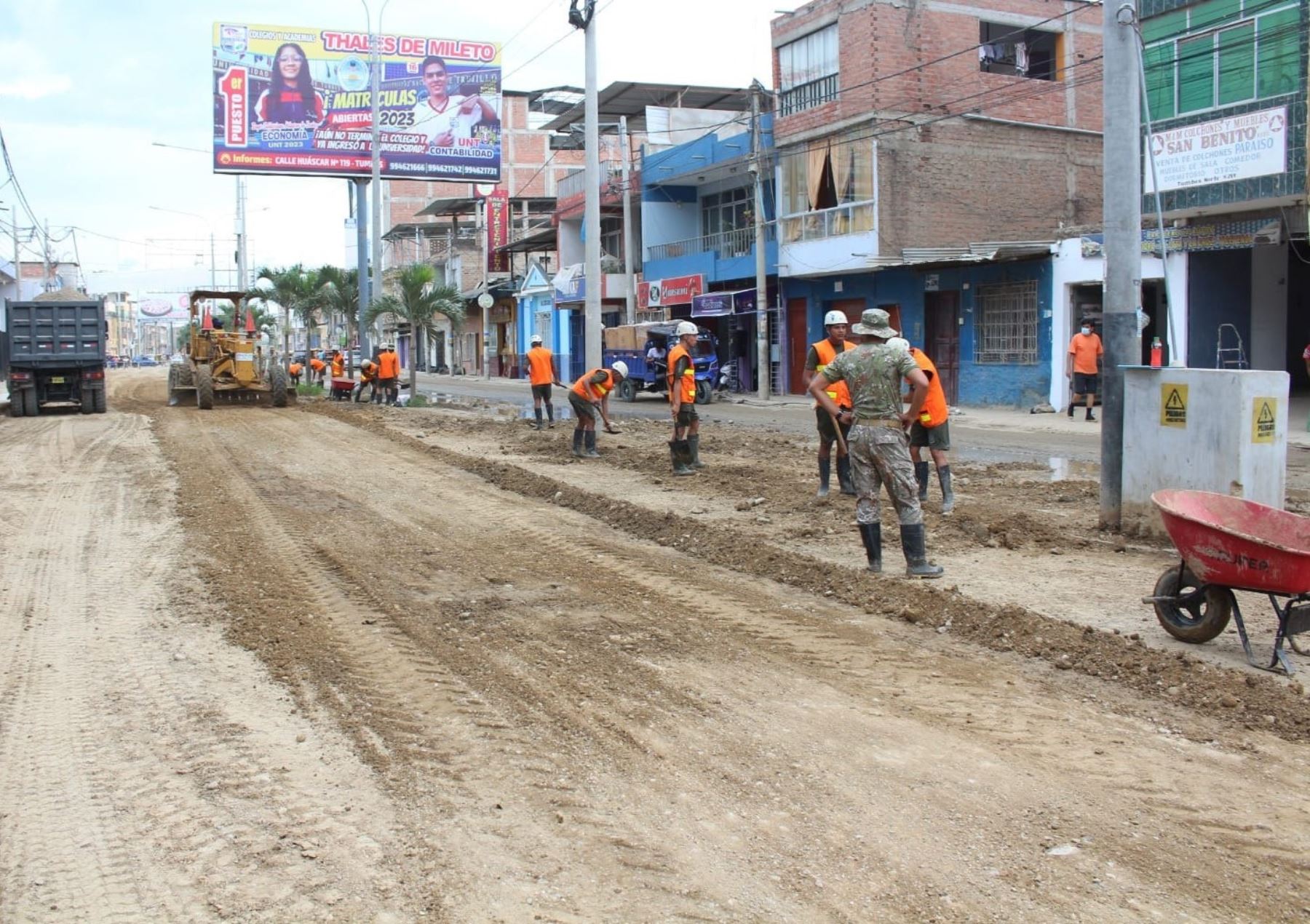 Batallón de Ingenieros del Ejército del Perú inició esta mañana los trabajos para rehabilitar la avenida Tumbes, la principal vía de la ciudad de Tumbes. Foto: Milagros Rodríguez.