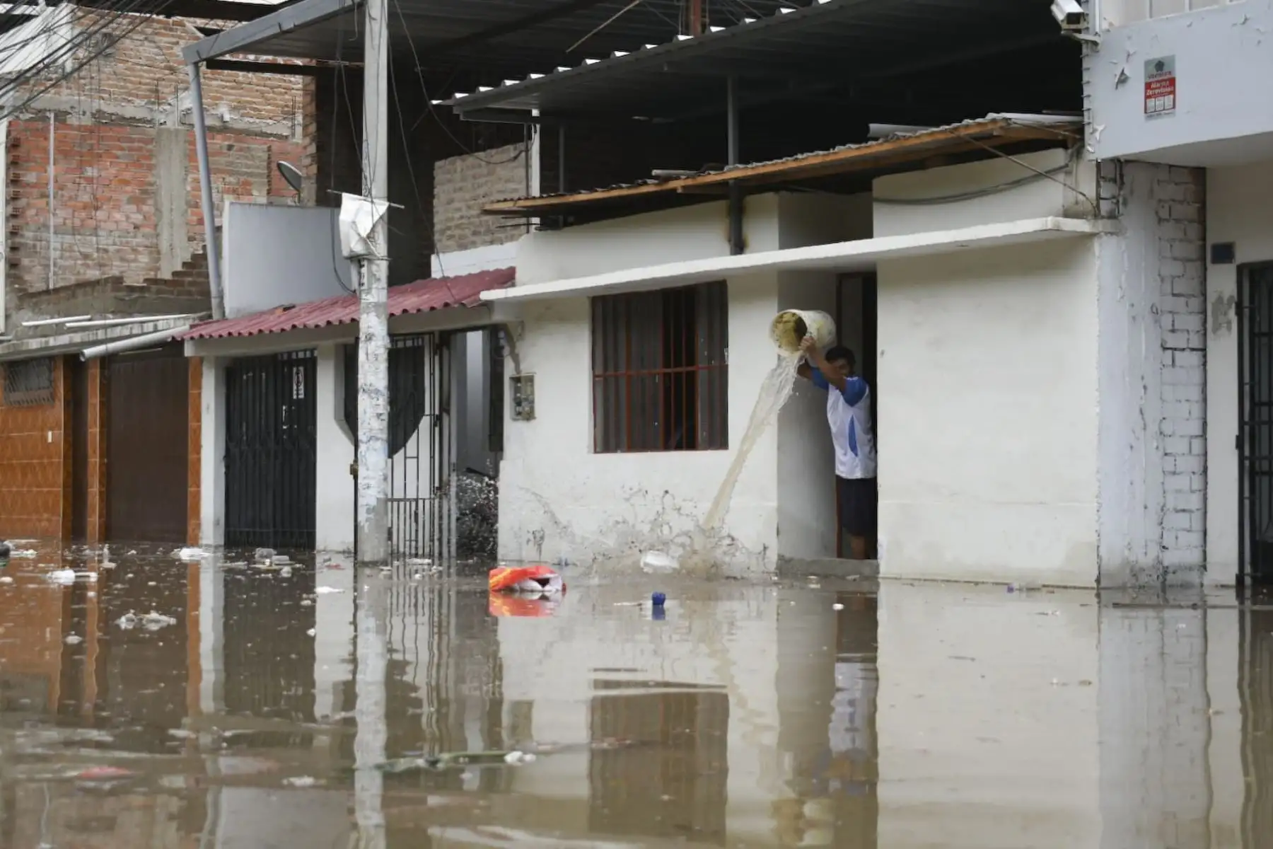 Lluvia de 93 mm en la ciudad de Piura dejó inundados varios sectores y reactivó las cuencas ciegas en emblemáticas urbanizaciones como Ignacio Merino, El Chilcal, Miraflores y en los distritos de Castilla y Veintiséis de Octubre. Fotografía: ANDINA/Mario Moncada