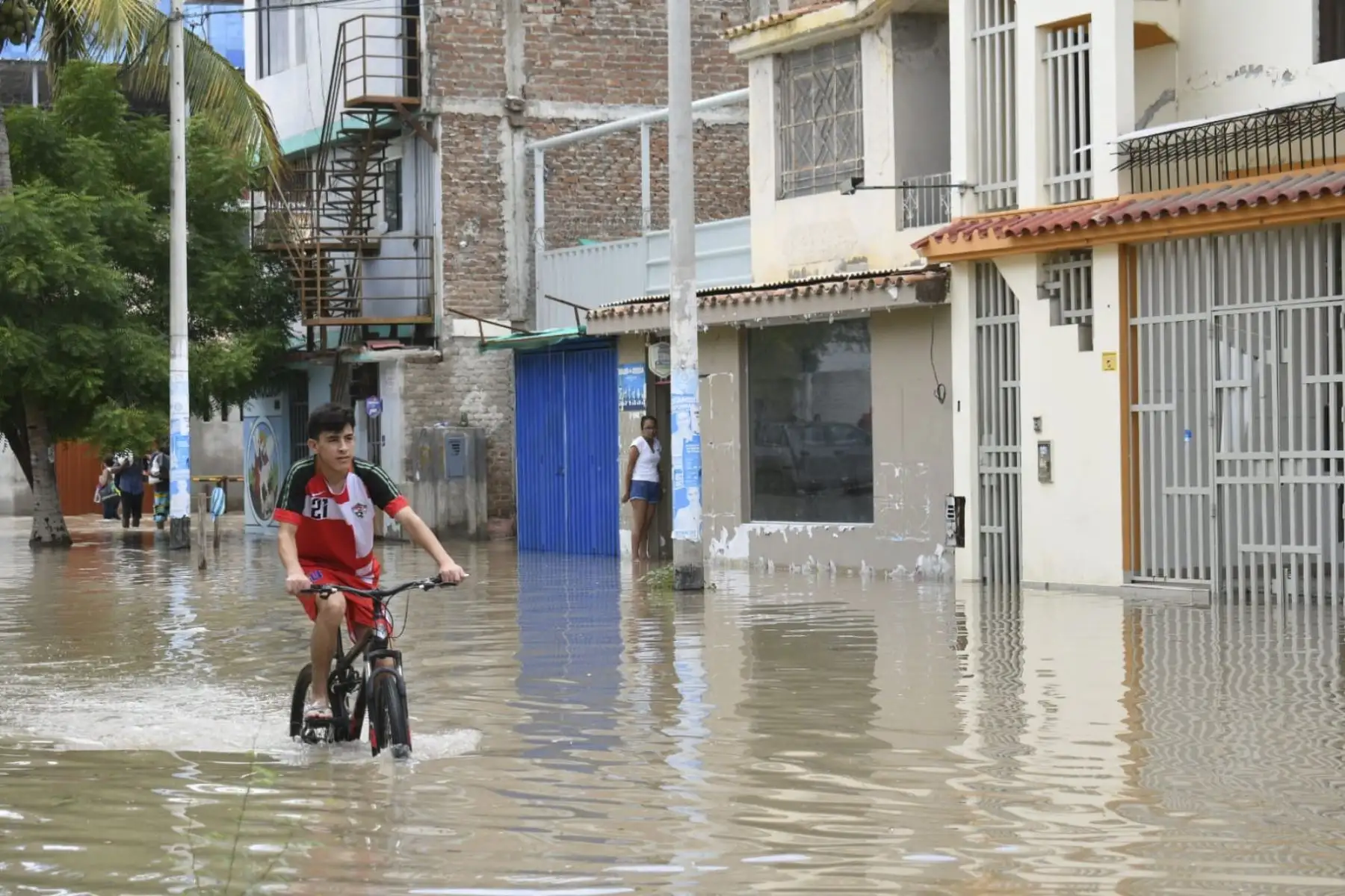 Lluvia de 93 mm en la ciudad de Piura dejó inundados varios sectores y reactivó las cuencas ciegas en emblemáticas urbanizaciones como Ignacio Merino, El Chilcal, Miraflores y en los distritos de Castilla y Veintiséis de Octubre. Fotografía: ANDINA/Mario Moncada