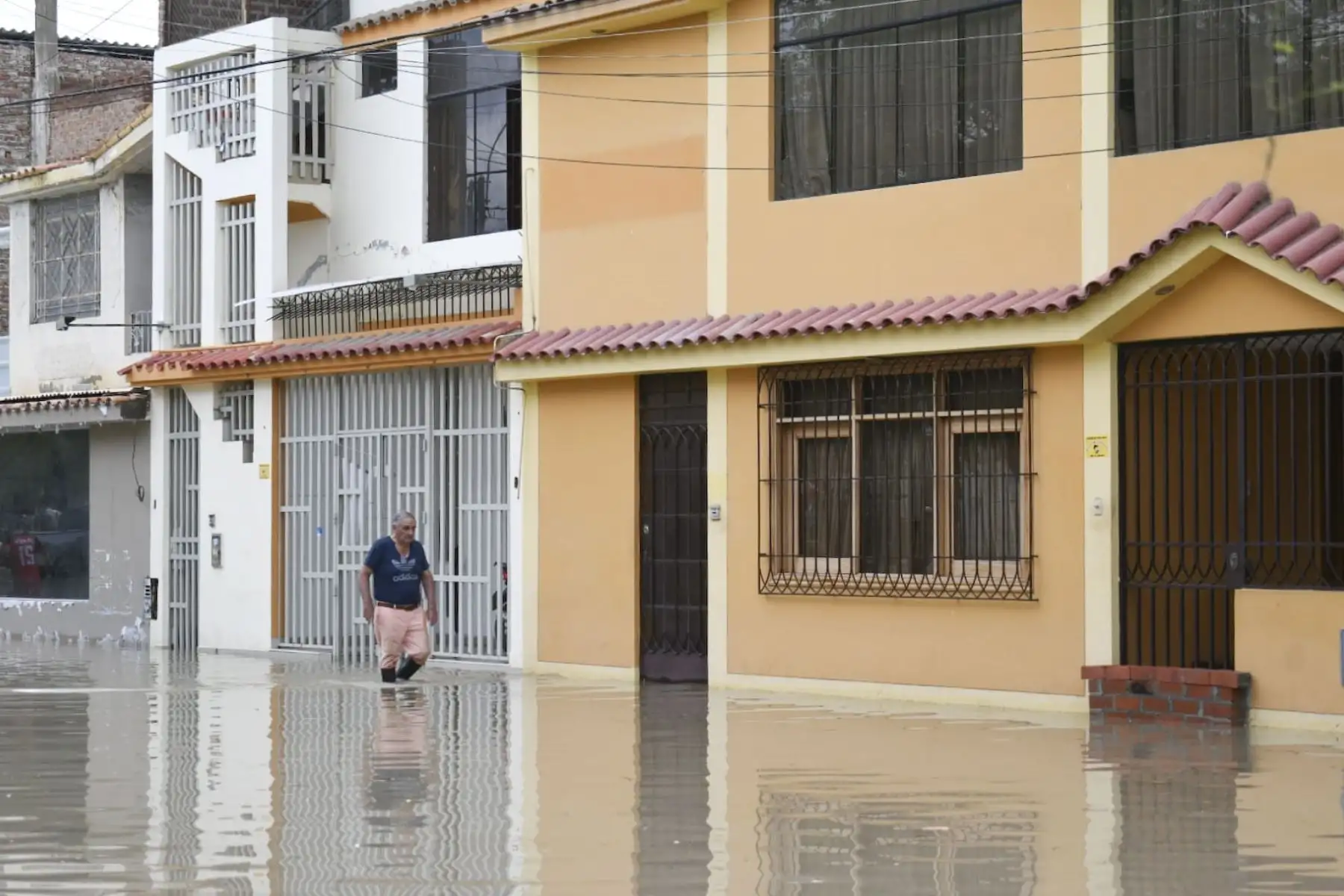 Lluvia de 93 mm en la ciudad de Piura dejó inundados varios sectores y reactivó las cuencas ciegas en emblemáticas urbanizaciones como Ignacio Merino, El Chilcal, Miraflores y en los distritos de Castilla y Veintiséis de Octubre. Fotografía: ANDINA/Mario Moncada