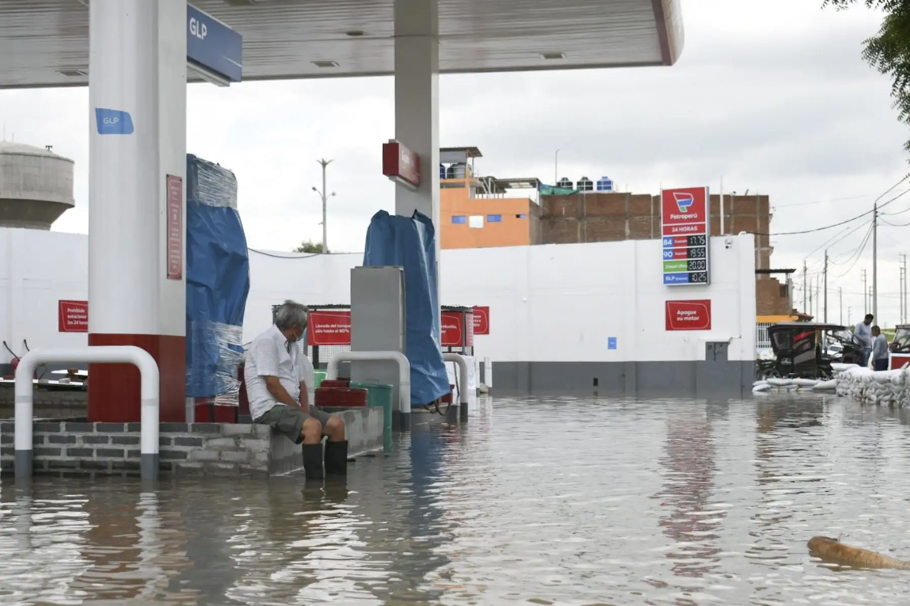 Lluvia de 93 mm en la ciudad de Piura dejó inundados varios sectores y reactivó las cuencas ciegas en emblemáticas urbanizaciones como Ignacio Merino, El Chilcal, Miraflores y en los distritos de Castilla y Veintiséis de Octubre. Fotografía: ANDINA/Mario Moncada