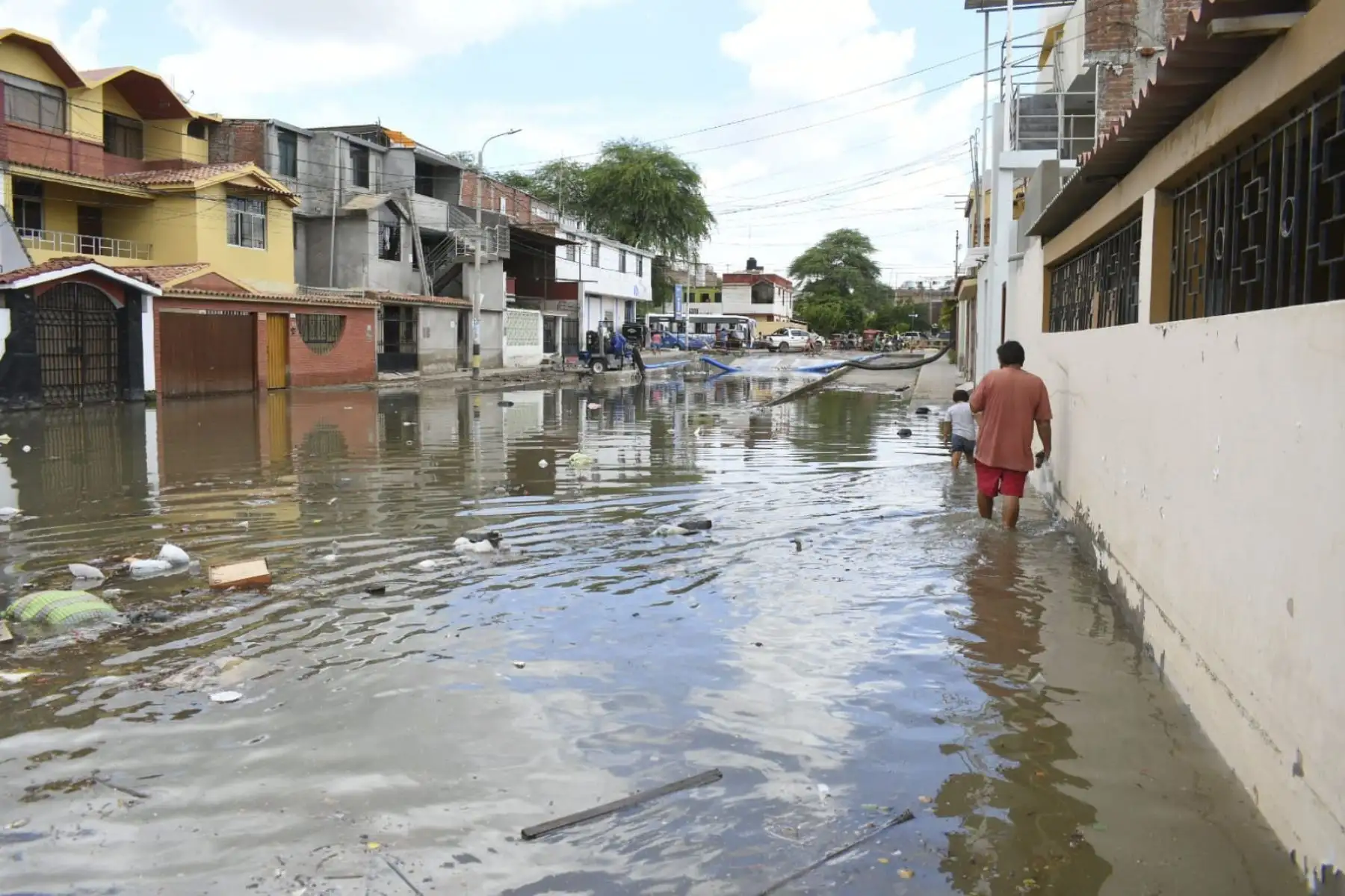 Lluvia de 93 mm en la ciudad de Piura dejó inundados varios sectores y reactivó las cuencas ciegas en emblemáticas urbanizaciones como Ignacio Merino, El Chilcal, Miraflores y en los distritos de Castilla y Veintiséis de Octubre. Fotografía: ANDINA/Mario Moncada