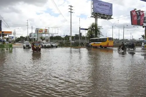 La lluvia de 93 mm en en la ciudad de Piura dejó inundados varios sectores de Piura y reactivó las cuencias ciegas en emblemáticas urbanizaciones como Ignacio Merino, El Chilcal, Miraflores y en los distritos de Castilla y Veintiséis de Octubre.  Foto: Mario Moncada