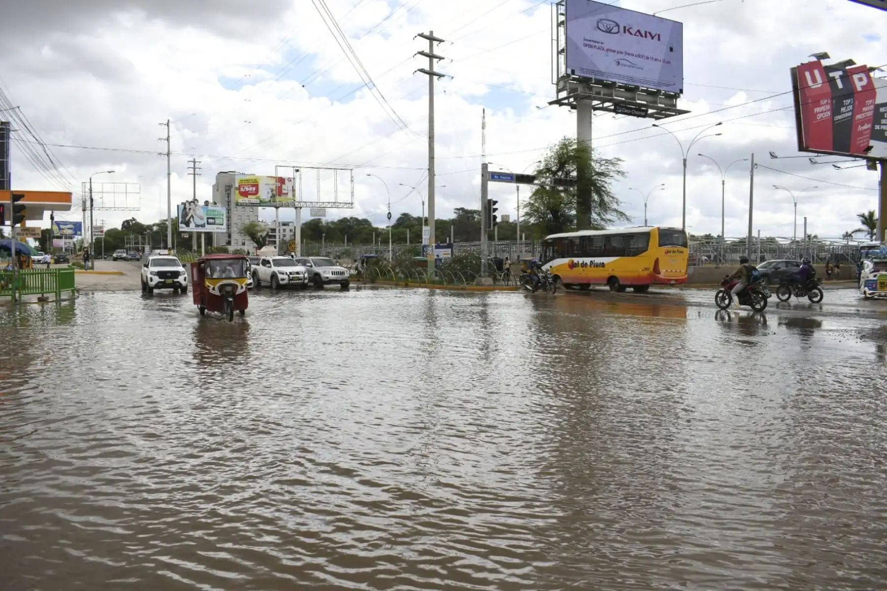 La lluvia de 93 mm en en la ciudad de Piura dejó inundados varios sectores de Piura y reactivó las cuencias ciegas en emblemáticas urbanizaciones como Ignacio Merino, El Chilcal, Miraflores y en los distritos de Castilla y Veintiséis de Octubre.  Foto: Mario Moncada