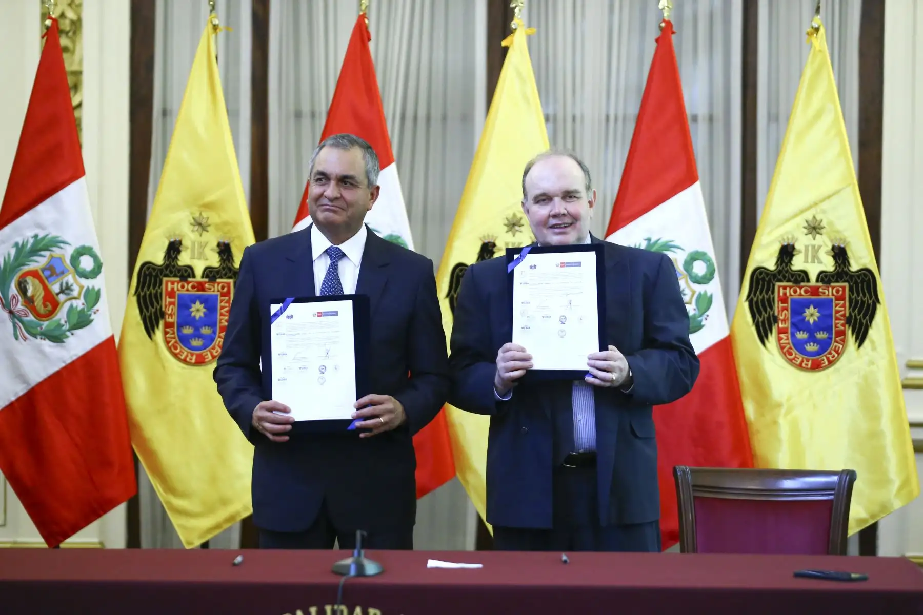 El ministro del Interior, Vicente Romero y el alcalde de Lima, Rafael López Aliaga, suscribieron un convenio interinstitucional con el fin de reforzar la capacidad operativa de la Policía Nacional para la seguridad ciudadana. Este convenio permitirá la entrega de 2000 motocicletas a la Policía Nacional que contribuirán al patrullaje en la ciudad.Foto: ANDINA/Eddy Ramos