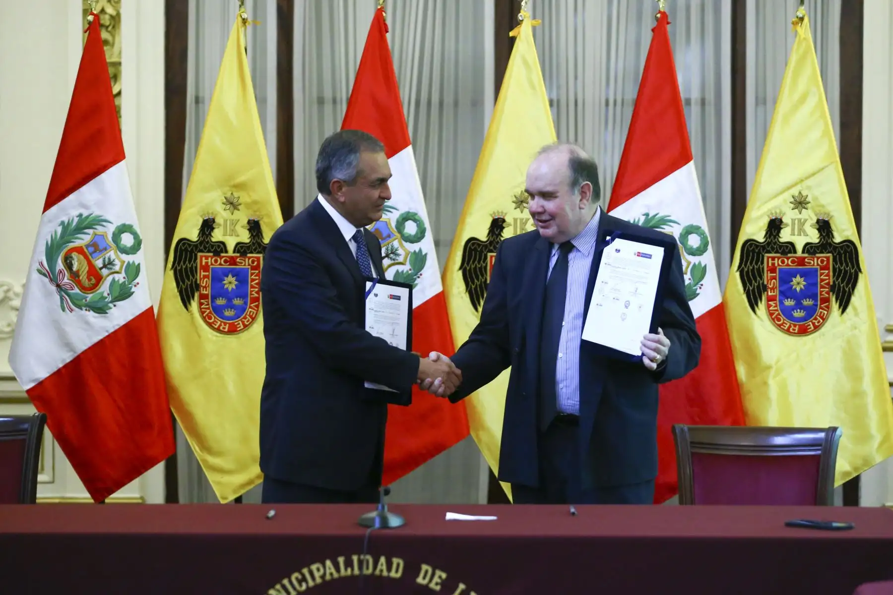 El ministro del Interior, Vicente Romero y el alcalde de Lima, Rafael López Aliaga, suscribieron un convenio interinstitucional con el fin de reforzar la capacidad operativa de la Policía Nacional para la seguridad ciudadana. Este convenio permitirá la entrega de 2000 motocicletas a la Policía Nacional que contribuirán al patrullaje en la ciudad.Foto: ANDINA/Eddy Ramos