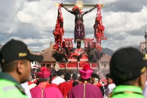 Las familias, apostadas en el perímetro de la plaza principal, las calles del recorrido, balcones, arrojan ñucchu, flor sagrada del Señor de los Temblores.
