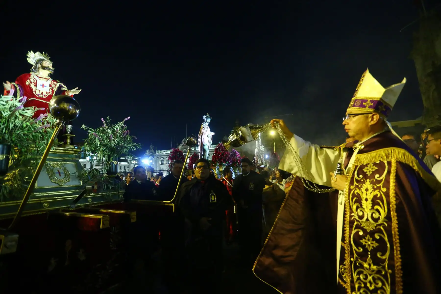 Procesión del Señor Huerto, Señor de la Caña. Jesús Nazareno Cautivo y Señora del Mayor Dolor de Convento de Trinitarias, en los exteriores del Atrio de la Catedral de Lima. 
Foto: ANDINA/Eddy Ramos