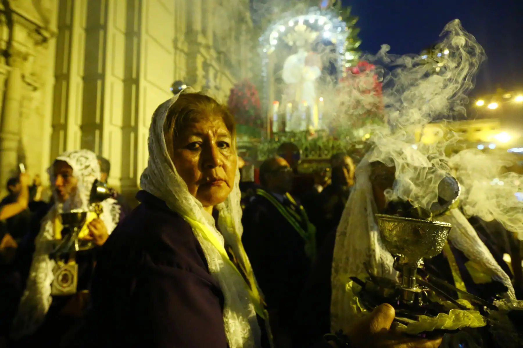 Procesión del Señor Huerto, Señor de la Caña. Jesús Nazareno Cautivo y Señora del Mayor Dolor de Convento de Trinitarias, en los exteriores del Atrio de la Catedral de Lima. 
Foto: ANDINA/Eddy Ramos