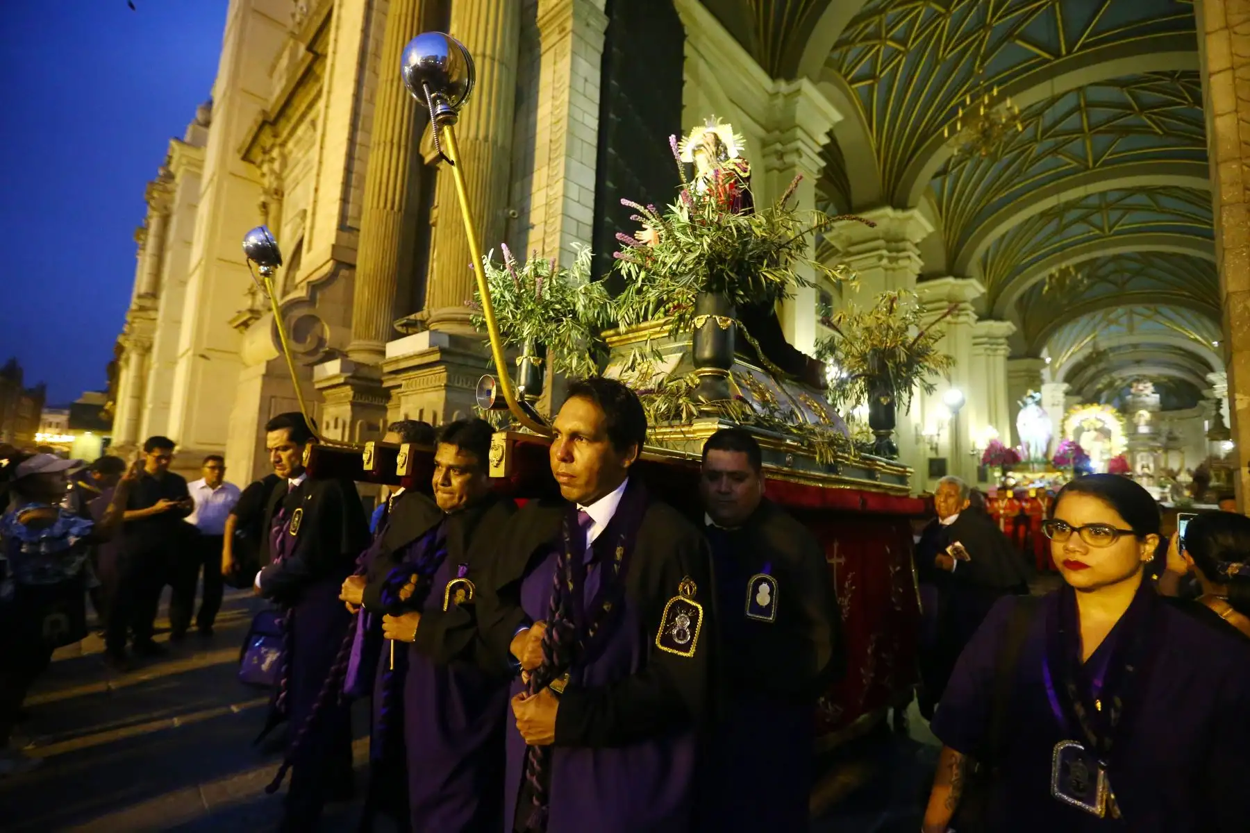 Procesión del Señor Huerto, Señor de la Caña. Jesús Nazareno Cautivo y Señora del Mayor Dolor de Convento de Trinitarias, en los exteriores del Atrio de la Catedral de Lima. 
Foto: ANDINA/Eddy Ramos