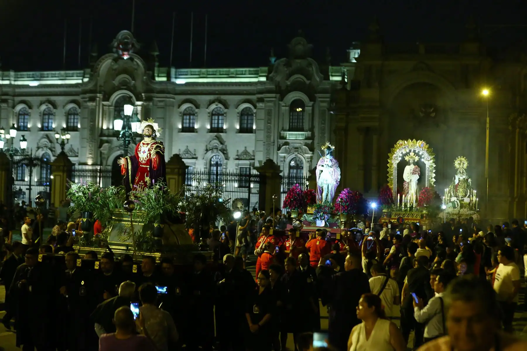 Procesión del Señor Huerto, Señor de la Caña. Jesús Nazareno Cautivo y Señora del Mayor Dolor de Convento de Trinitarias, en los exteriores del Atrio de la Catedral de Lima. 
Foto: ANDINA/Eddy Ramos