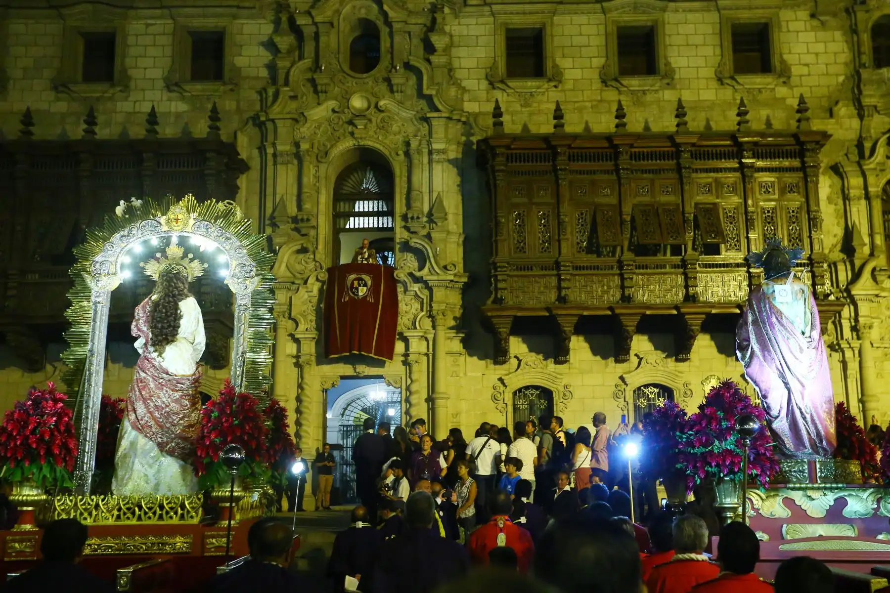 Procesión del Señor Huerto, Señor de la Caña. Jesús Nazareno Cautivo y Señora del Mayor Dolor de Convento de Trinitarias, en los exteriores del Atrio de la Catedral de Lima. 
Foto: ANDINA/Eddy Ramos