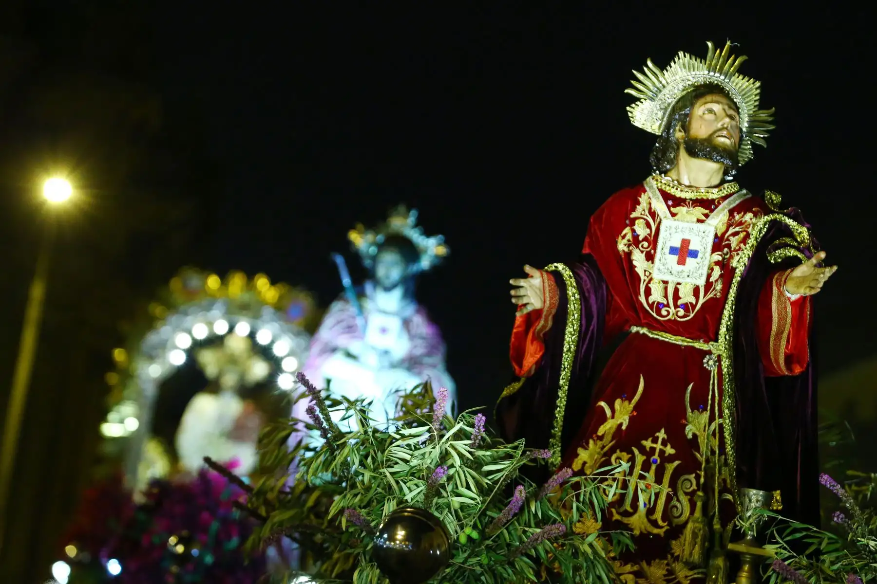 Procesión del Señor Huerto, Señor de la Caña. Jesús Nazareno Cautivo y Señora del Mayor Dolor de Convento de Trinitarias, en los exteriores del Atrio de la Catedral de Lima. 
Foto: ANDINA/Eddy Ramos